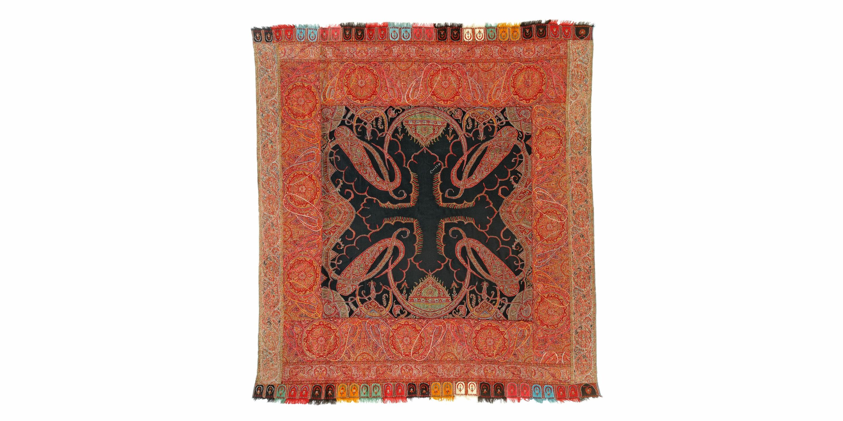 Châle carré à fond noir, Inde, vers 1840. © © musée des Tissus – Sylvain Pretto