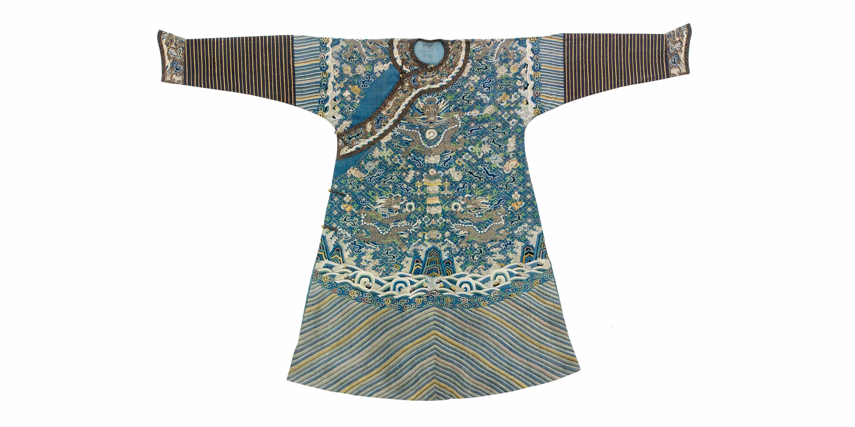 Robe de cour masculine semi-formelle, ou *jifu*, Chine, dynastie Qing, vers 1800-1830. © © musée des Tissus – Sylvain Pretto
