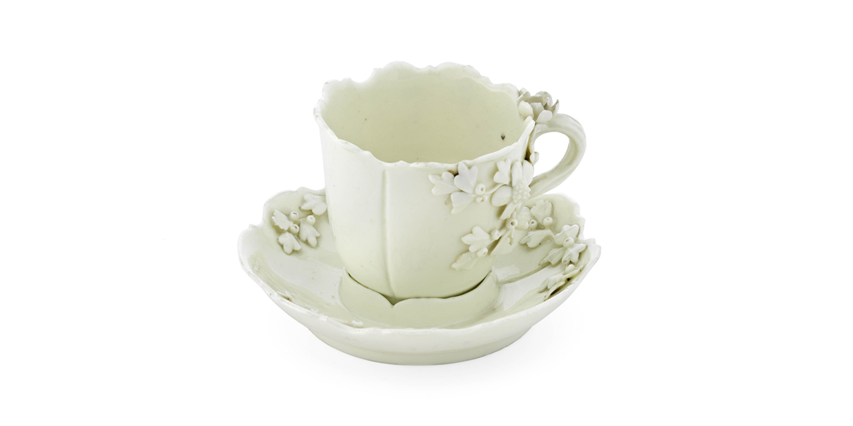 Manufacture de Saint-Cloud, Tasse trembleuse et sa soucoupe, Saint-Cloud, première moitié du XVIII^e siècle. © © musée des Tissus – Pierre Verrier