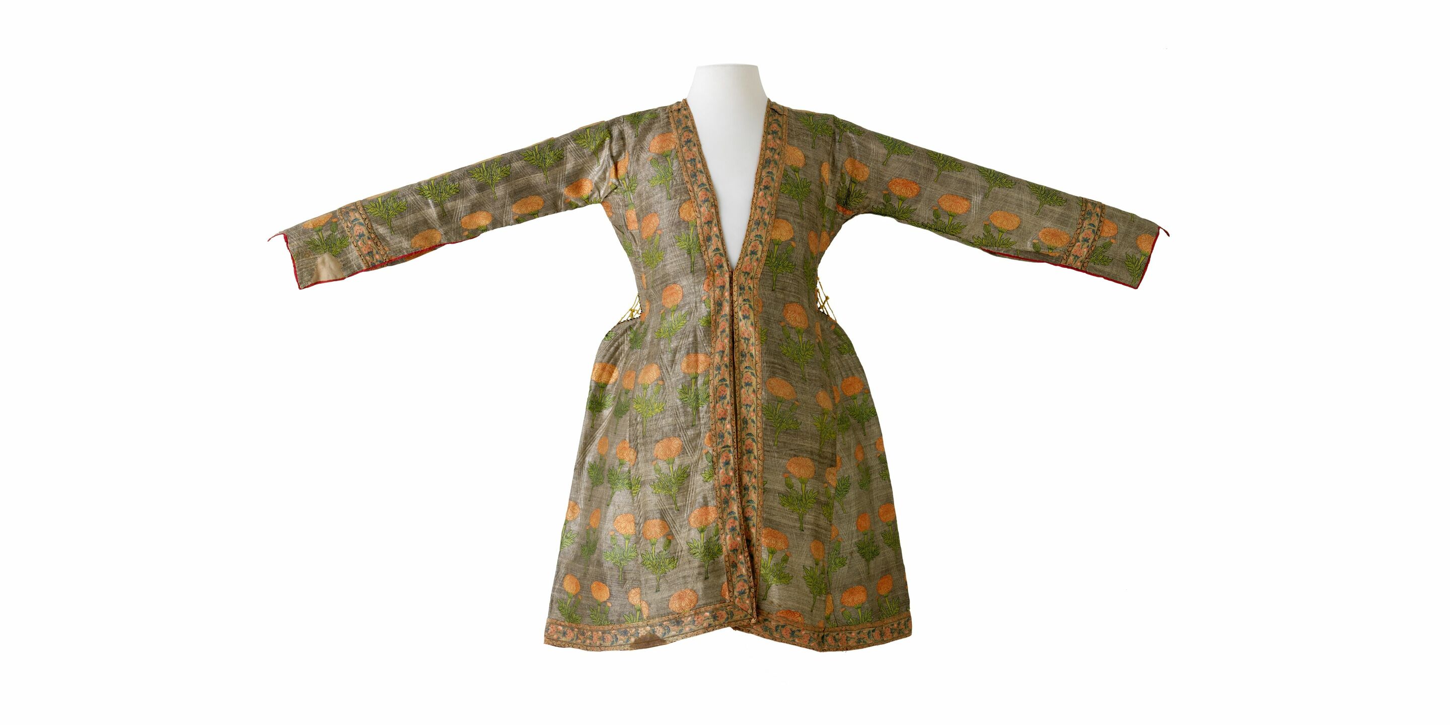 Manteau à décor d’œillets, Iran, milieu du XVII^e siècle. © © musée des Tissus – Pierre Verrier