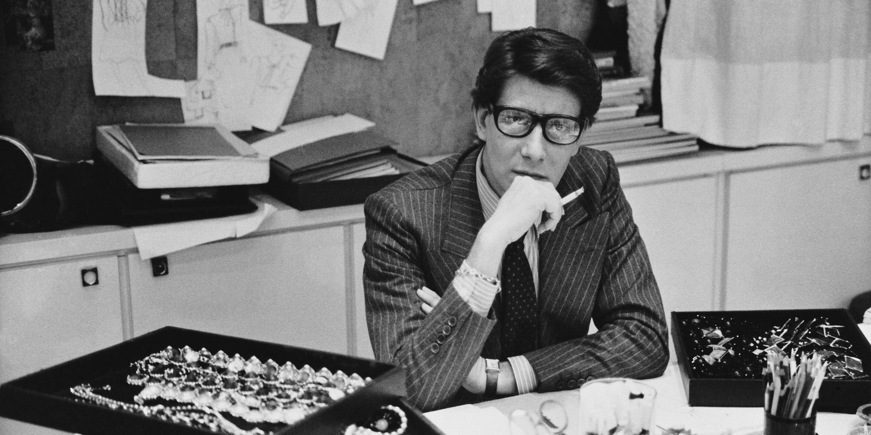 Yves Saint Laurent à son bureau, studio du 5 avenue Marceau, Paris, 1986. © © Droits réservés