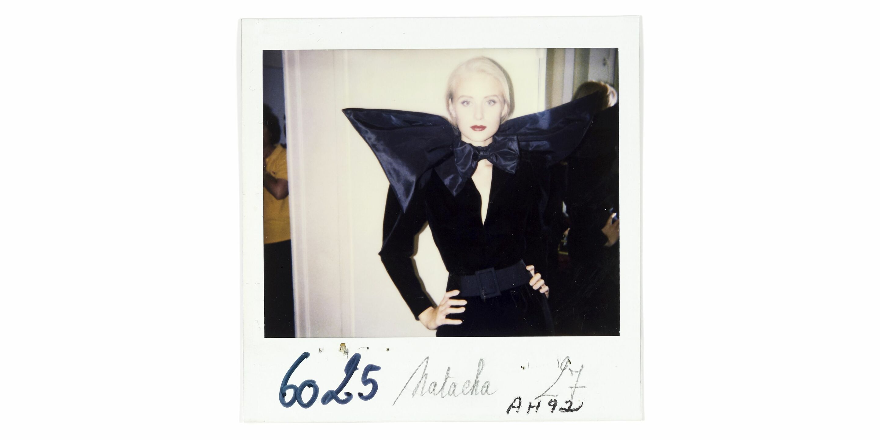Yves Saint Laurent, Robe portée par Natacha, collection haute couture automne-hiver 1992, polaroïd du personnel de la maison. © © Yves Saint Laurent © Droits réservés