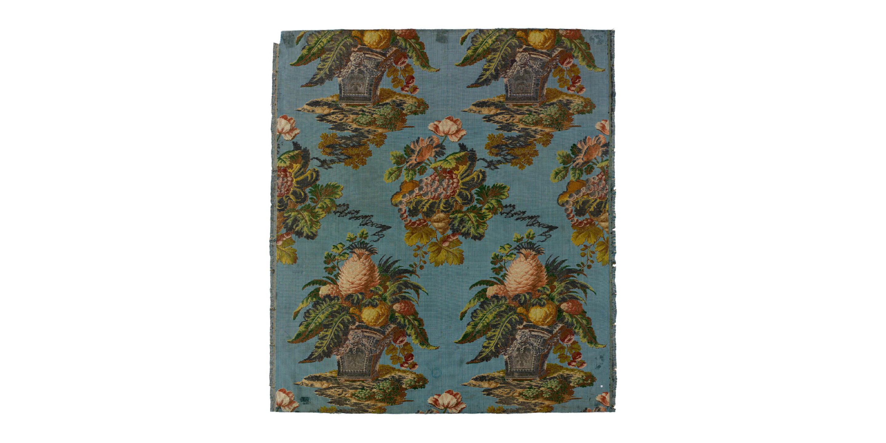 Fragment de tenture à décor de vases fleuris contresemplés et motifs floraux, France (peut-être Lyon), entre 1735 et 1740. © © musée des Tissus – Pierre Verrier