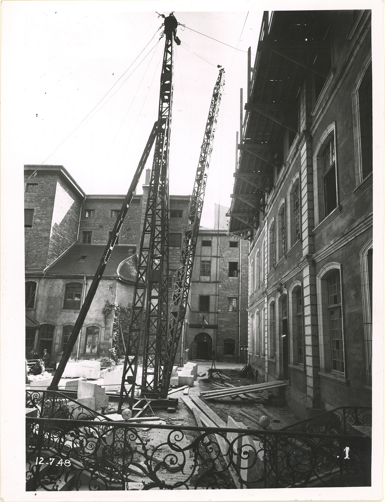 Vue des travaux de l'hôtel de Villeroy, 12 juillet 1948.