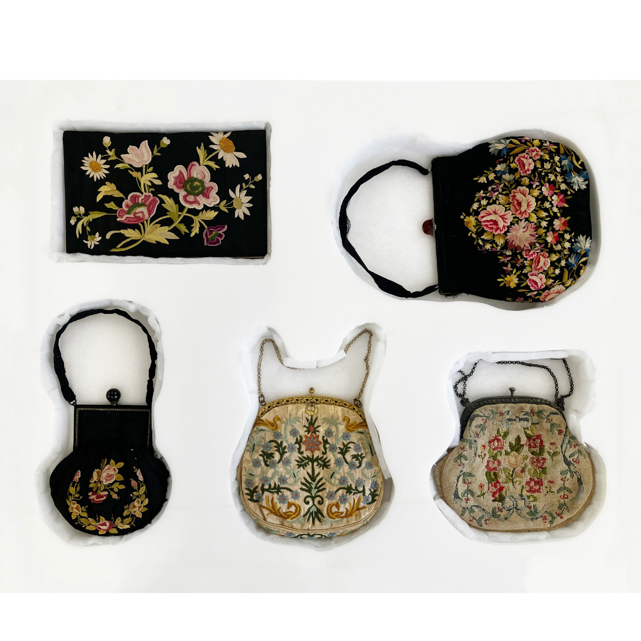 Sac à main, Europe, 1ère moitié du XXe siècle MT 2024.1.2 à .12. Don de Philippe et Emmanuelle Joannard, 2022. © © Lyon, musée des Tissus et Arts décoratifs – D.R. 