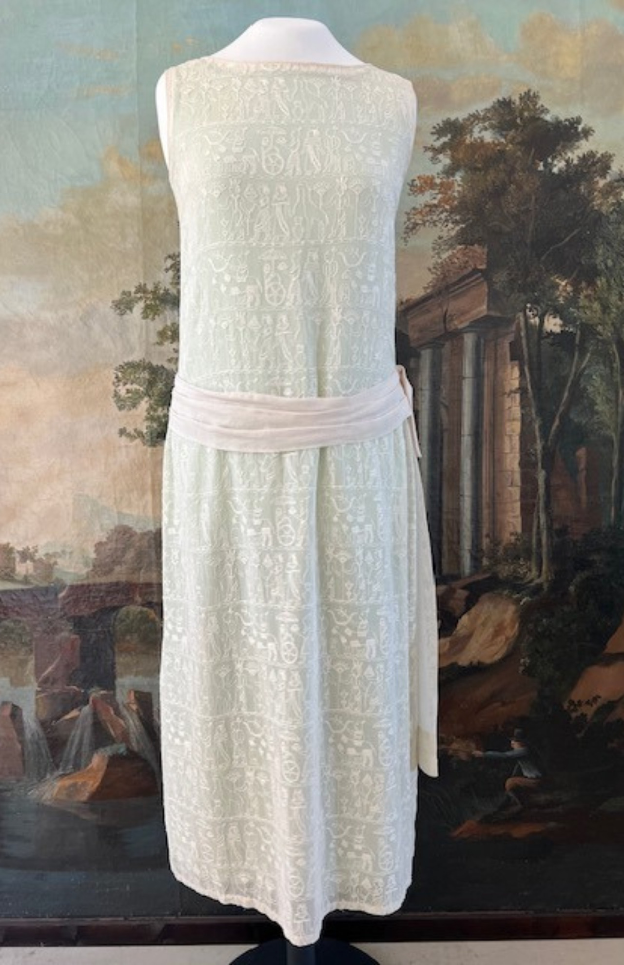 Devant - Robe à décor égyptisant, vers 1926. MT 2024.12.1. Don de la Société des amis du musée des Tissus de Lyon, 2024. © @Jérôme Beillieu