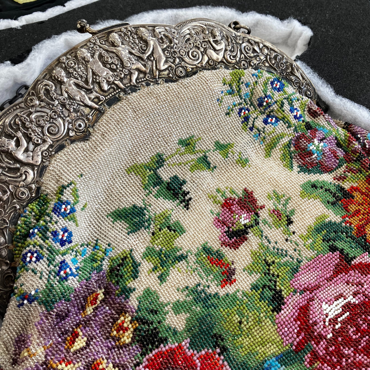 Sac à main à décor floral brodé en perle, Europe, 1ère moitié du XXe siècle MT 2024.1.12. Don de Philippe et Emmanuelle Joannard, 2022. © © Lyon, musée des Tissus et Arts décoratifs – D.R. 