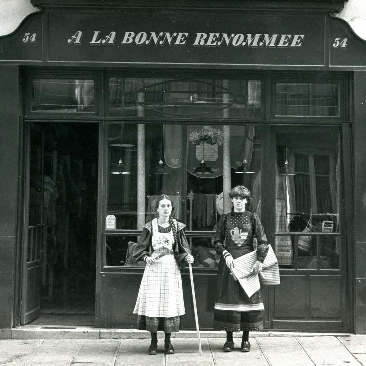À LA BONNE RENOMMÉE 1977-2012 Dans le style des photos prises devant les commerces d’antan, Elisabeth Gratacap et Catherine Legrand devant la boutique du 54 rue du Roi de Sicile Paris 4. 1978 © 