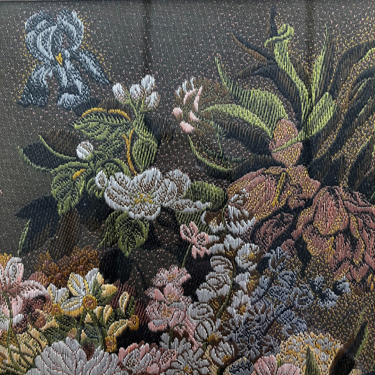 Tableau Tissé - D’après Bouquet impérial de Jan van Os, Lucien Gaillard (dessinateur-metteur en carte), Maison Bianchini Férier (fabricant), Lyon, entre 1958 et 1976. MT 2024.5-6-7. Don de Lucien Gaillard, en mémoire d'Augusta Igolen, 2024. © © Lyon, musée des Tissus et Arts décoratifs – D.R. 