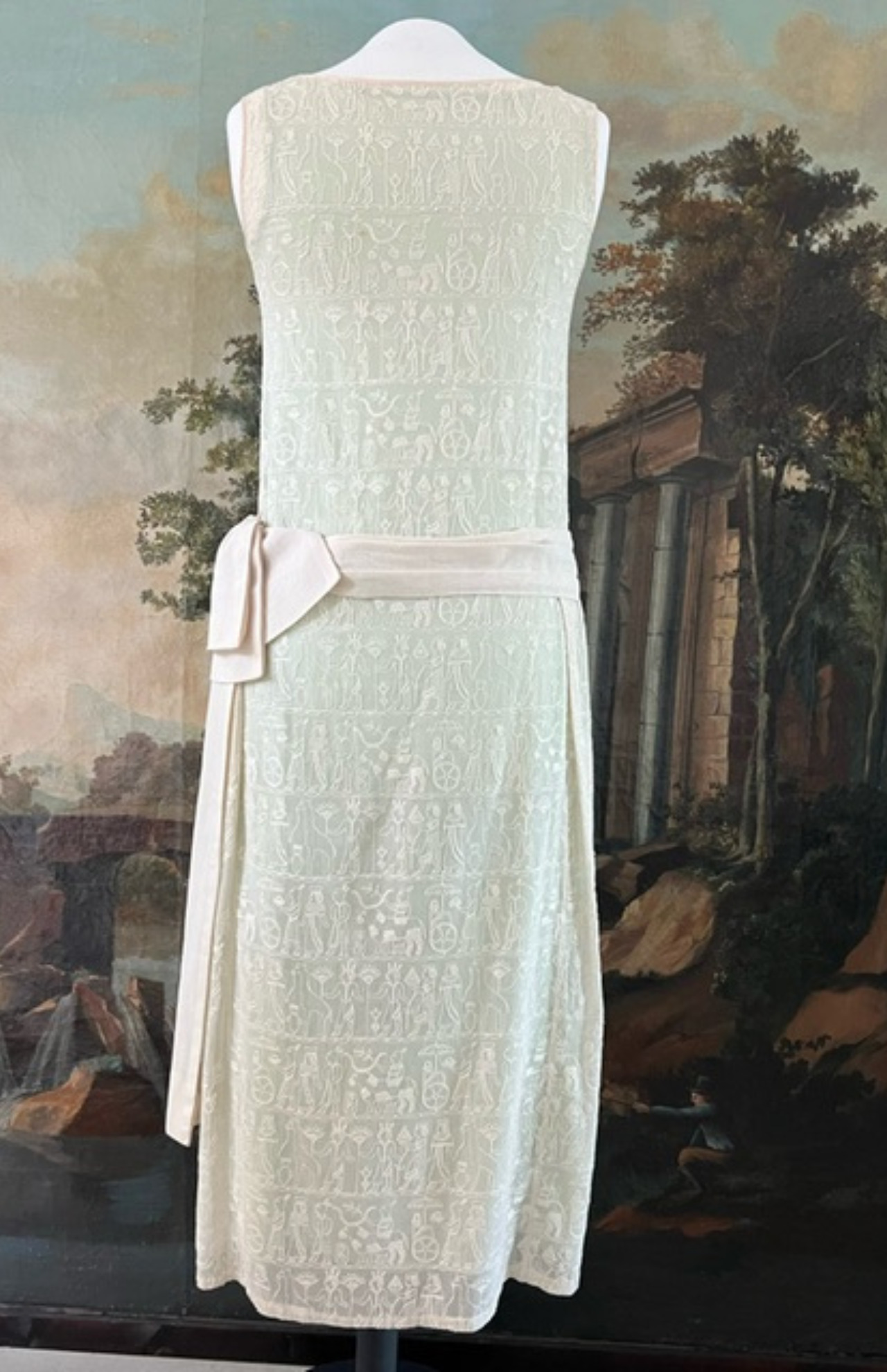Dos - Robe à décor égyptisant, vers 1926. MT 2024.12.1. Don de la Société des amis du musée des Tissus de Lyon, 2024. © @Jérôme Beillieu