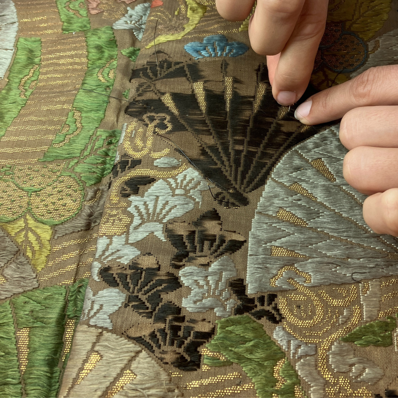 application de la crêpeline teinte à la couleur  © © Lyon, musée des Tissus et des Arts décoratifs — D.R.