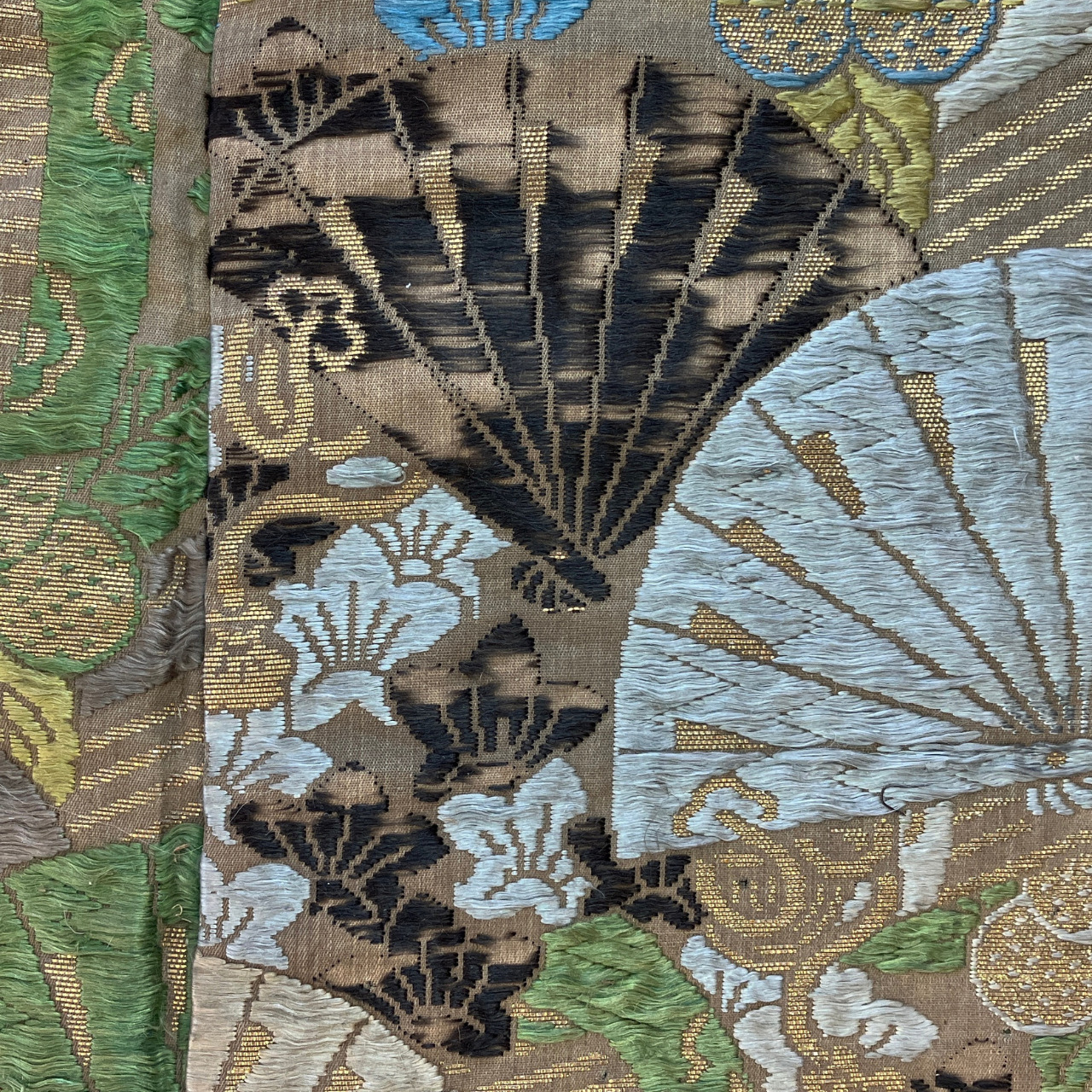 détail d'un éventail AVANT restauration © © Lyon, musée des Tissus et des Arts décoratifs — D.R.