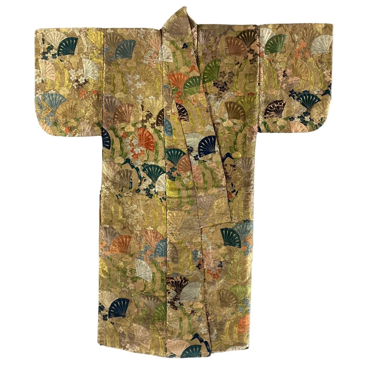 Kimono en soie broché d'éventails multicolores, Japon. MT 22537. Achat auprès de Spiridon, 1875 © © Lyon, musée des Tissus et des Arts décoratifs — D.R.