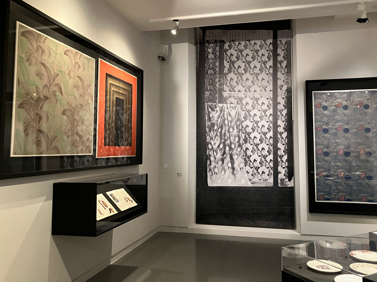 Vue du parcours de l’exposition L'Art déco des régions. Modernités méconnues au musée de Valence © © Lyon, musée des Tissus et des Arts décoratifs — D.R.