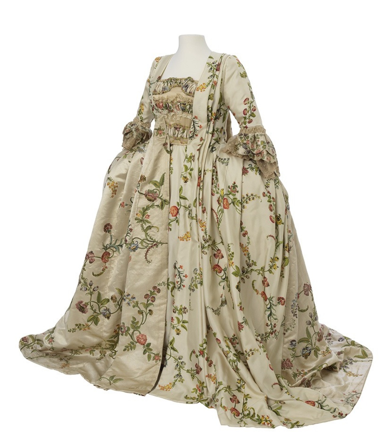 Robe de cour à larges paniers constituée d'une robe de dessus en partie restituée, d'une jupe restituée et d'une pièce d'estomac restituée, France, vers 1760. MT 49545. Legs de Joseph Gillet, 1923 © © Lyon, musée des Tissus et des Arts décoratifs — Sylvain Pretto