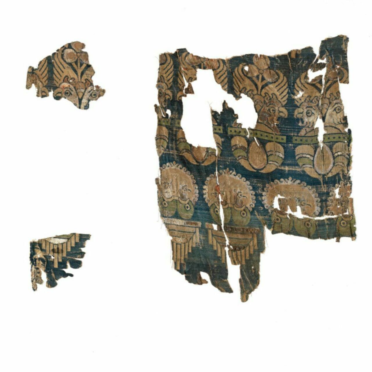 Fragments de parements du manteau d’un 