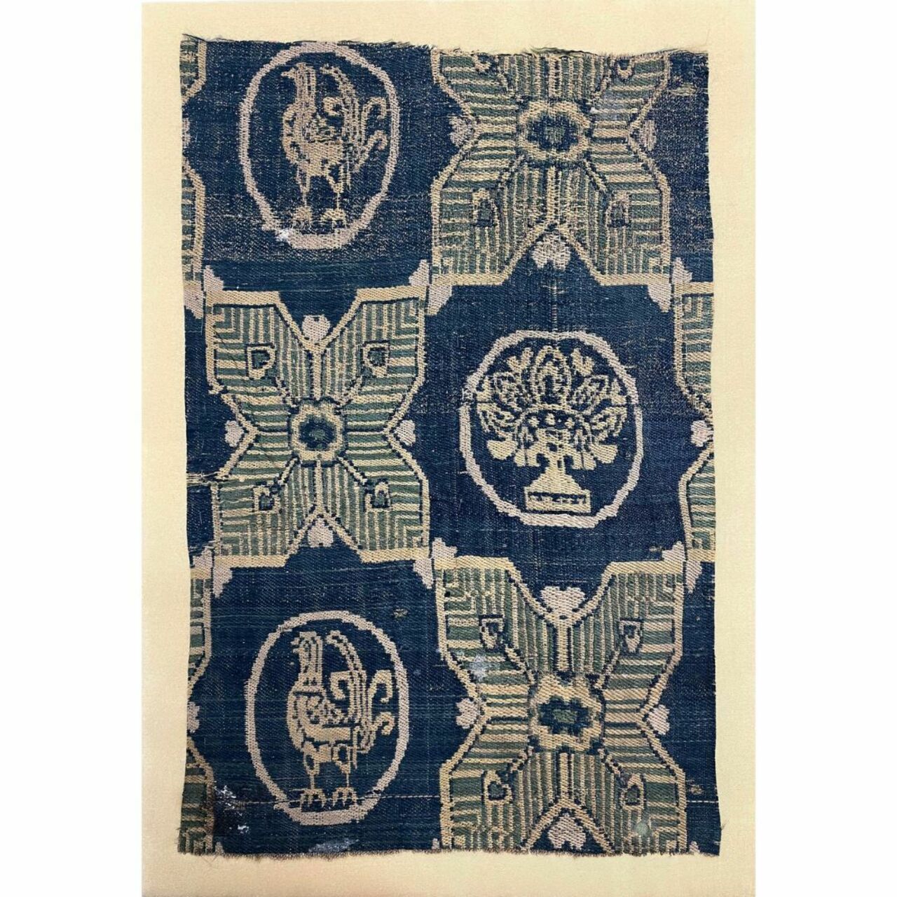 Fragment à décor de coqs, Sogdiane (Ouzbékistan), VIIIe siècle MT 24577.2. Achat auprès de Schmitz, 1888 © © Lyon, musée des Tissus et des Arts décoratifs 