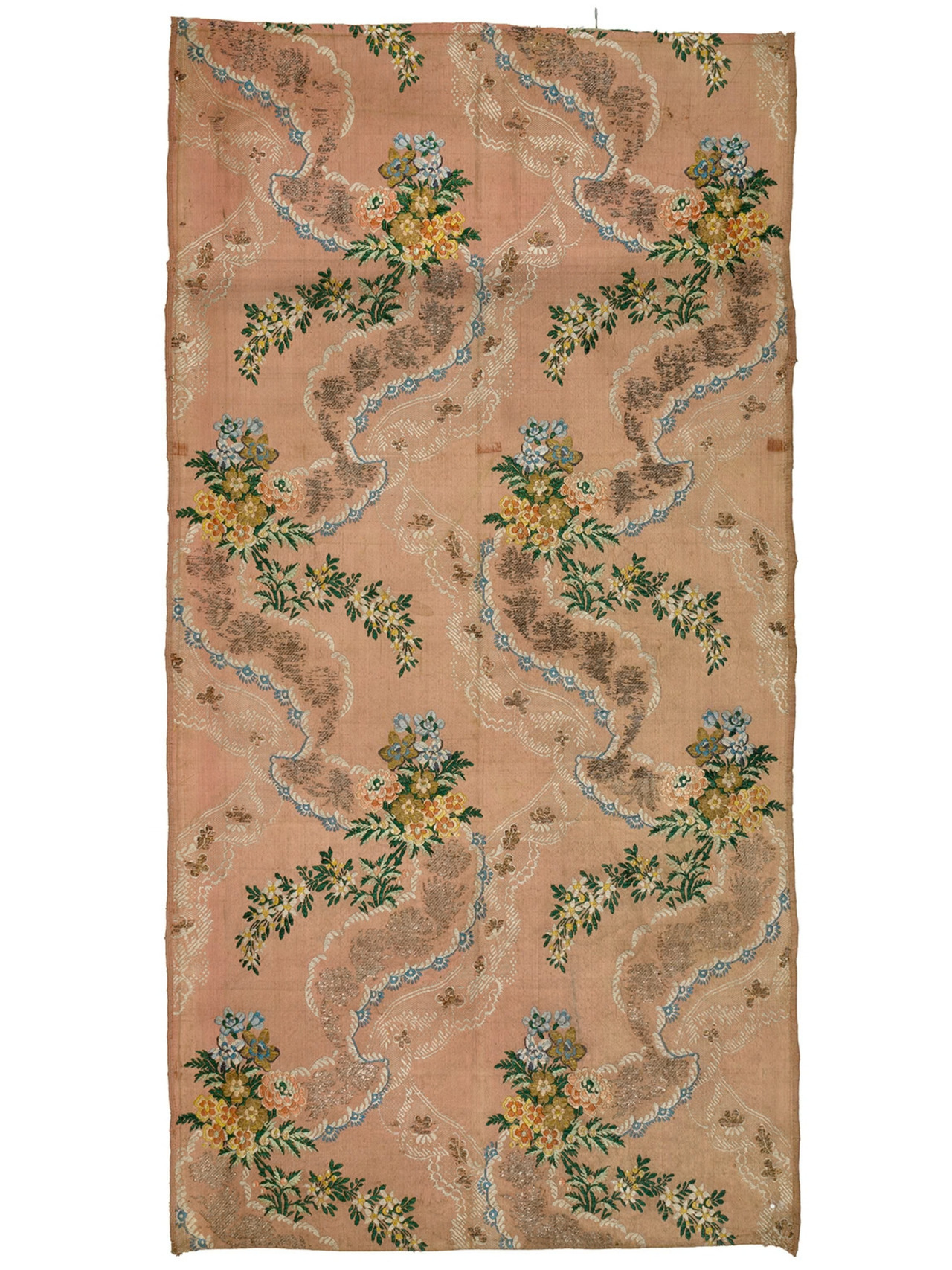 Taffetas broché à décor de rubans de dentelle ondulant et de bouquets, France, vers 1770 MT 21964.1 Achat auprès de Mme Fulgence, 1872 © © Lyon, musée des Tissus et des Arts décoratifs — Sylvain Pretto