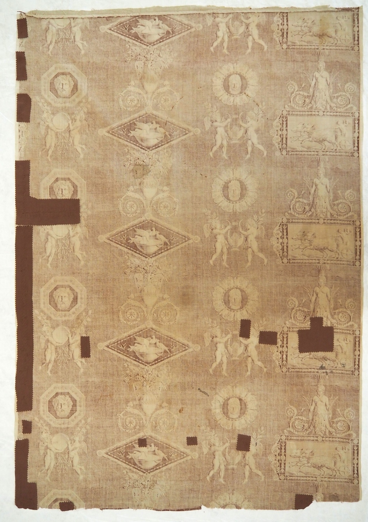 « Les colombes du Vatican », Manufacture d’Oberkampf, D’après un dessin de Louis-Hippolyte Le Bas Entre 1816 et 1818,Coton imprimé à la plaque de cuivre  © © Lyon, musée des Tissus et des Arts décoratifs — D.R.