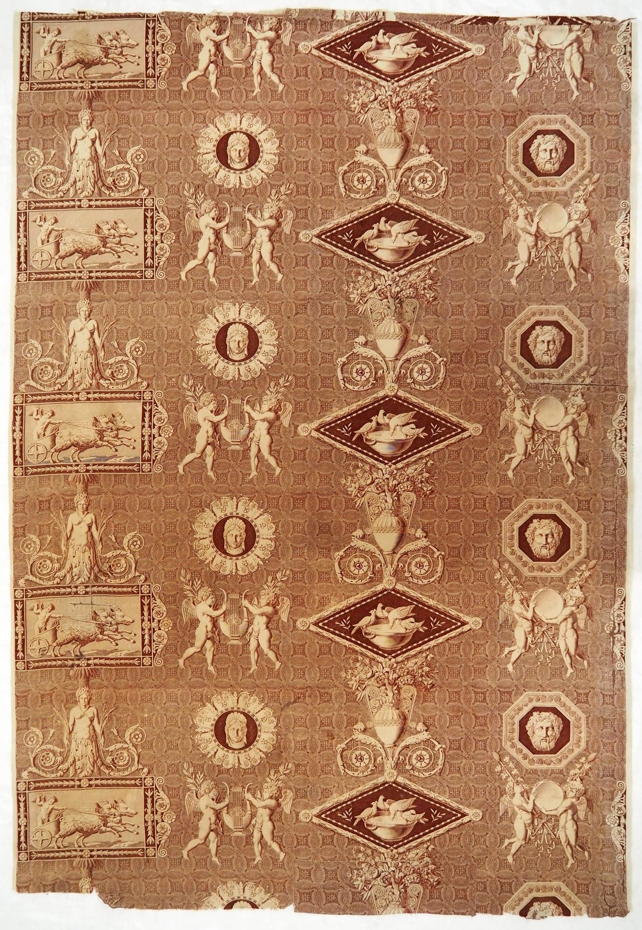 « Les colombes du Vatican », Manufacture d’Oberkampf, D’après un dessin de Louis-Hippolyte Le Bas Entre 1816 et 1818,Coton imprimé à la plaque de cuivre  © © Lyon, musée des Tissus et des Arts décoratifs — D.R.