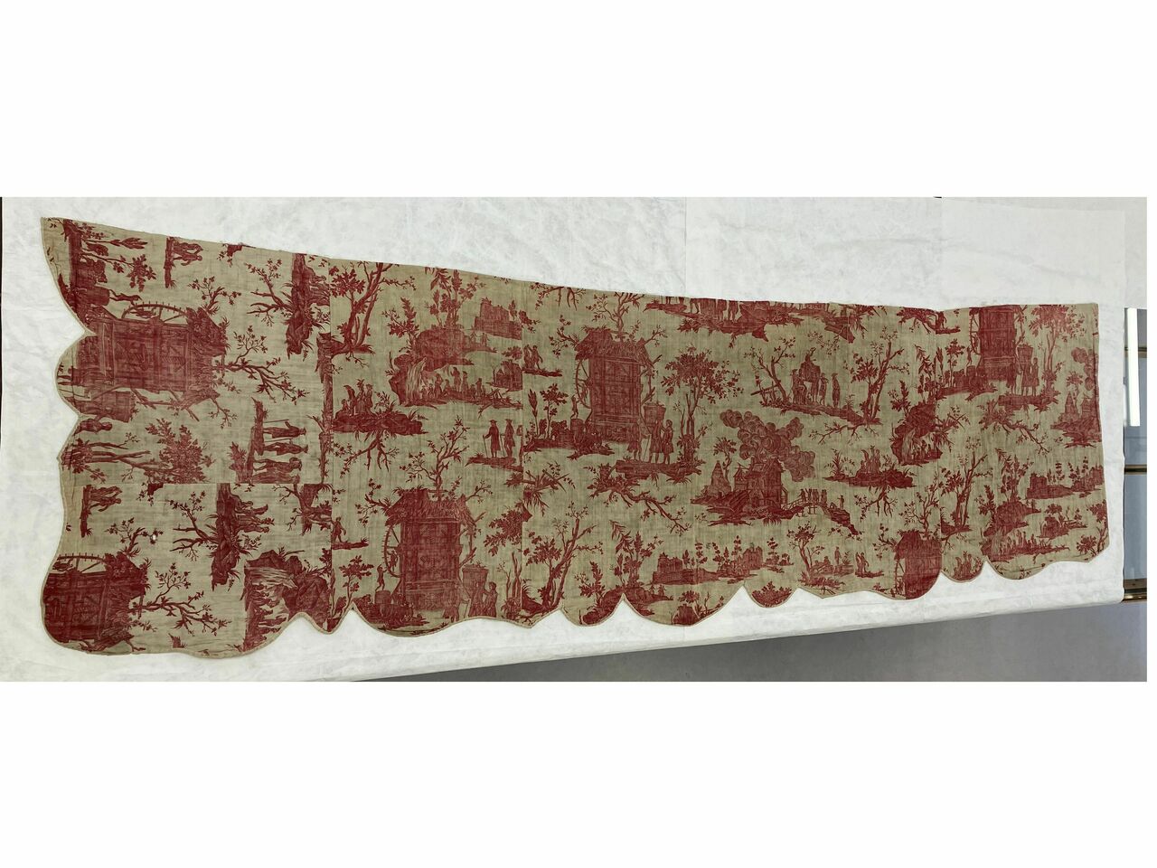 « La maison qui brûle » Manufacture nantaise, 1785, Coton imprimé à la plaque de cuivre et matelassé © © Lyon, musée des Tissus et des Arts décoratifs — D.R.