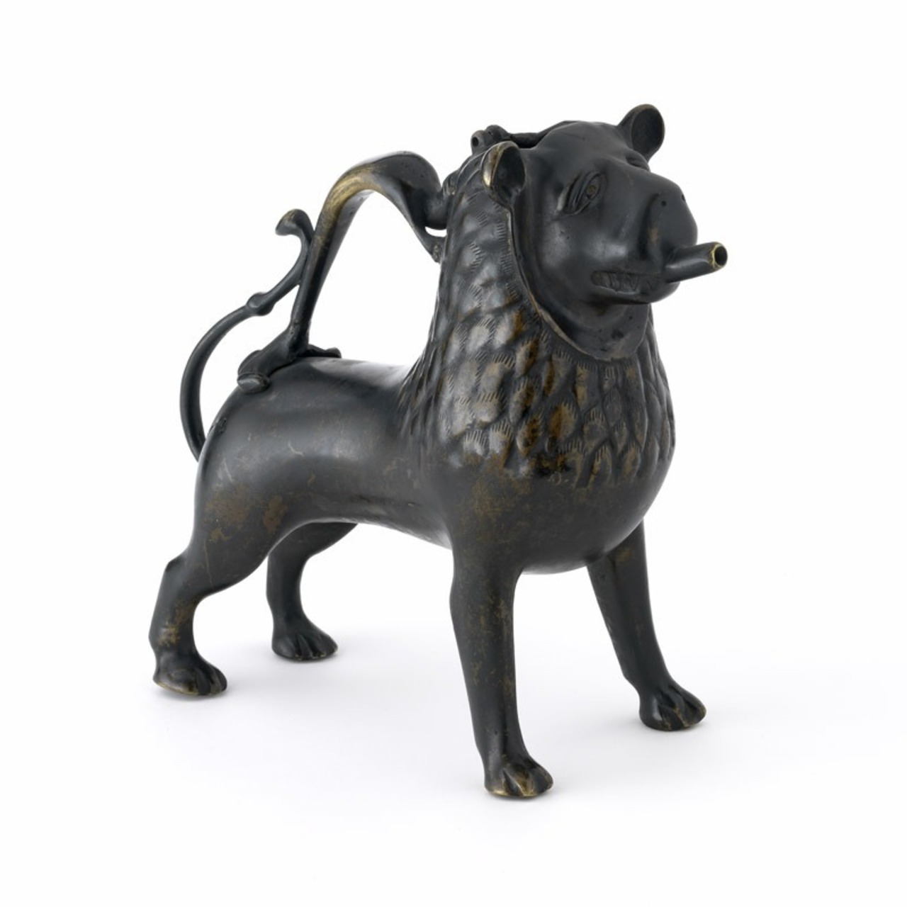 Aquamanile en forme de lion, entre 1200 et 1250, Allemagne, MAD1746, legs de Madame Carrier Antonin, mars 1957. © © Lyon, musée des Tissus et des Arts décoratifs, Pierre Verrier