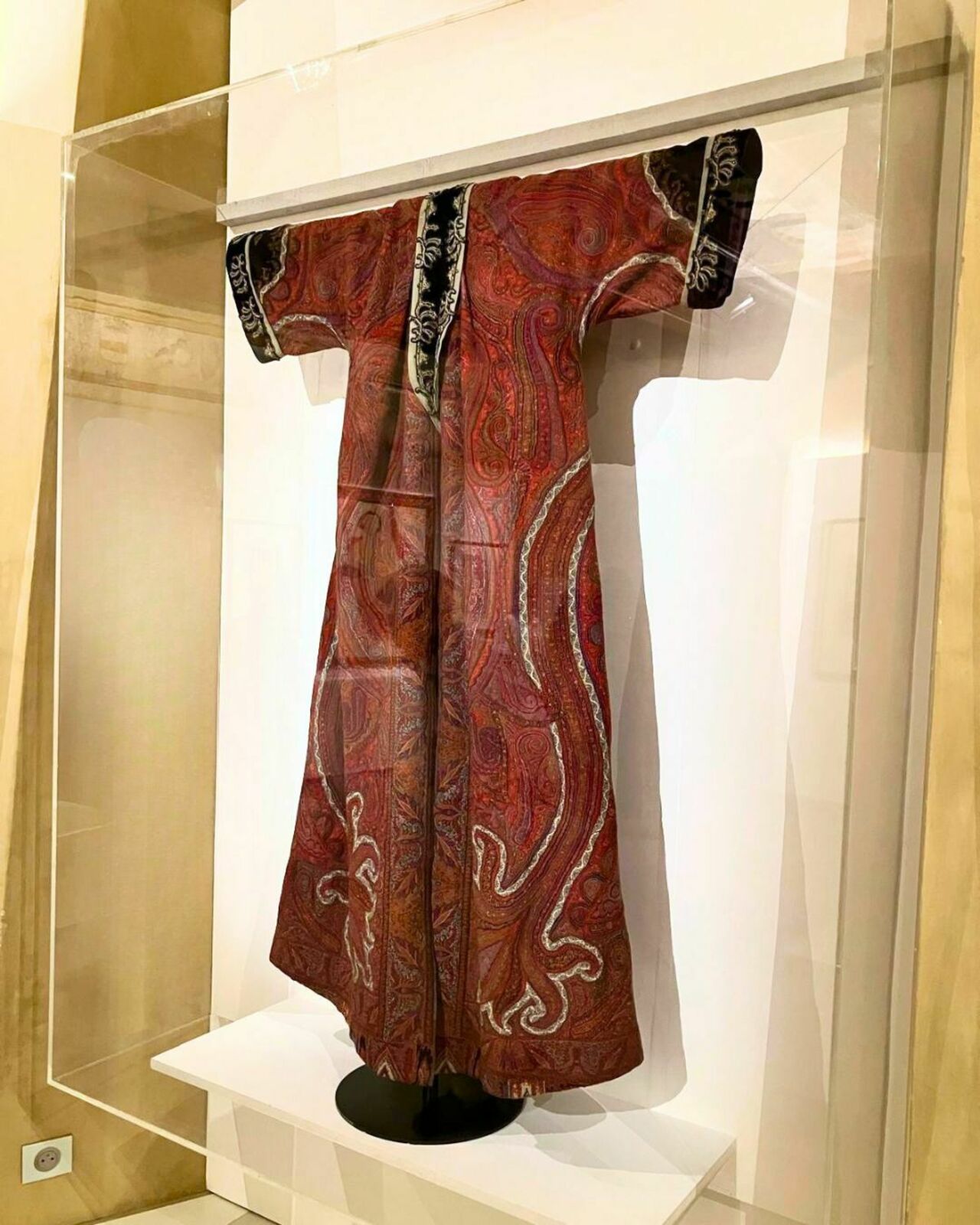 Robe d'intérieur coupée dans deux châles, seconde moitié du XIXe siècle, France, MT41411, Don de M. et Mme Vincent, décembre 1983.  © © Lyon, musée des Tissus et des Arts décoratifs